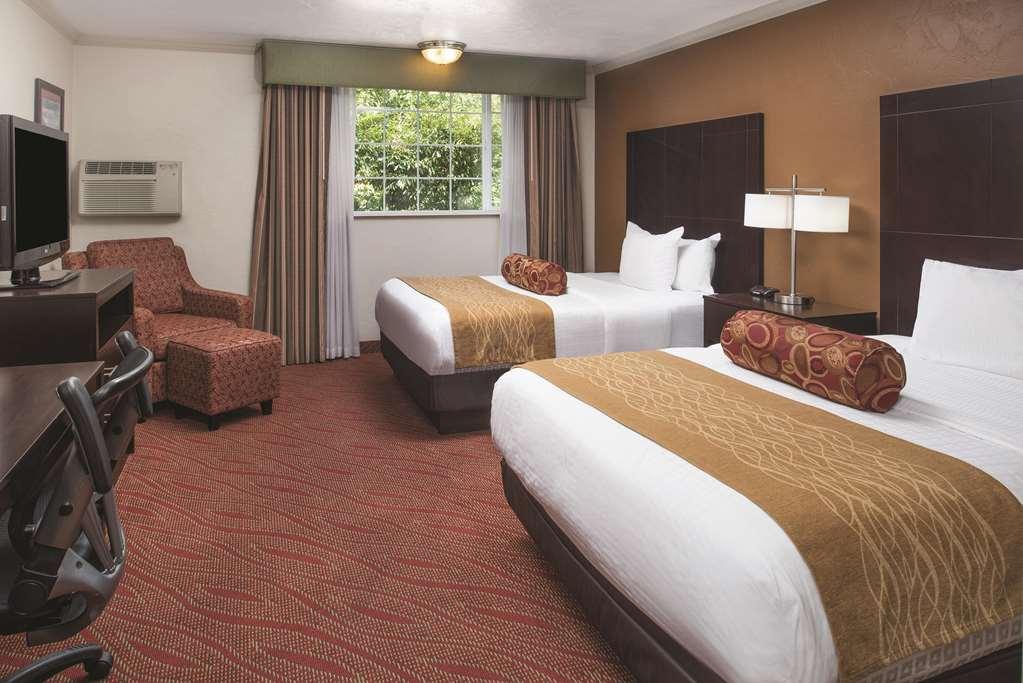 Best Western Plus Parkway Inn Wilsonville Esterno foto