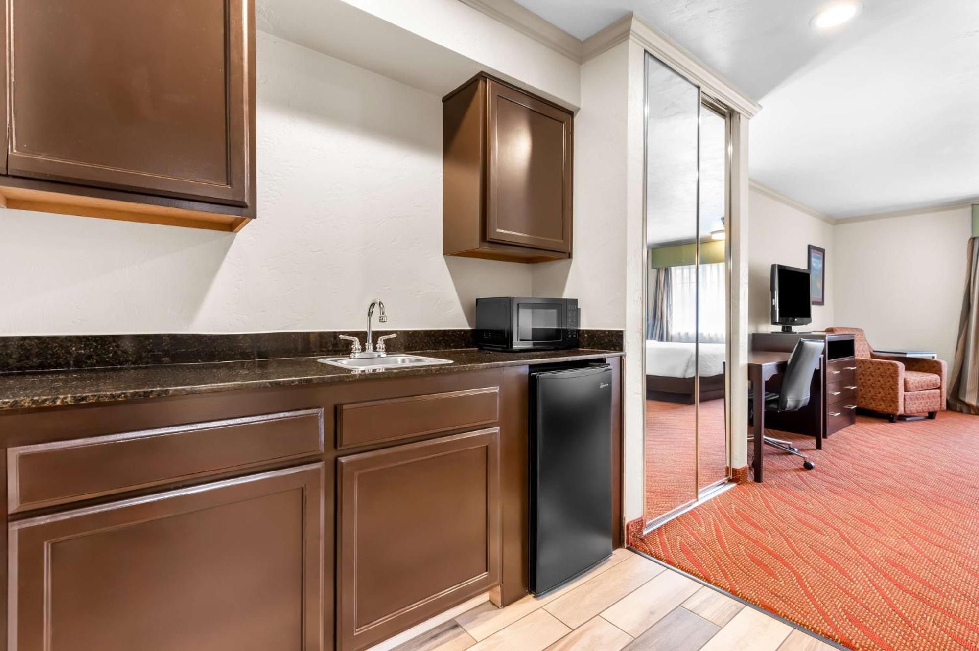 Best Western Plus Parkway Inn Wilsonville Esterno foto