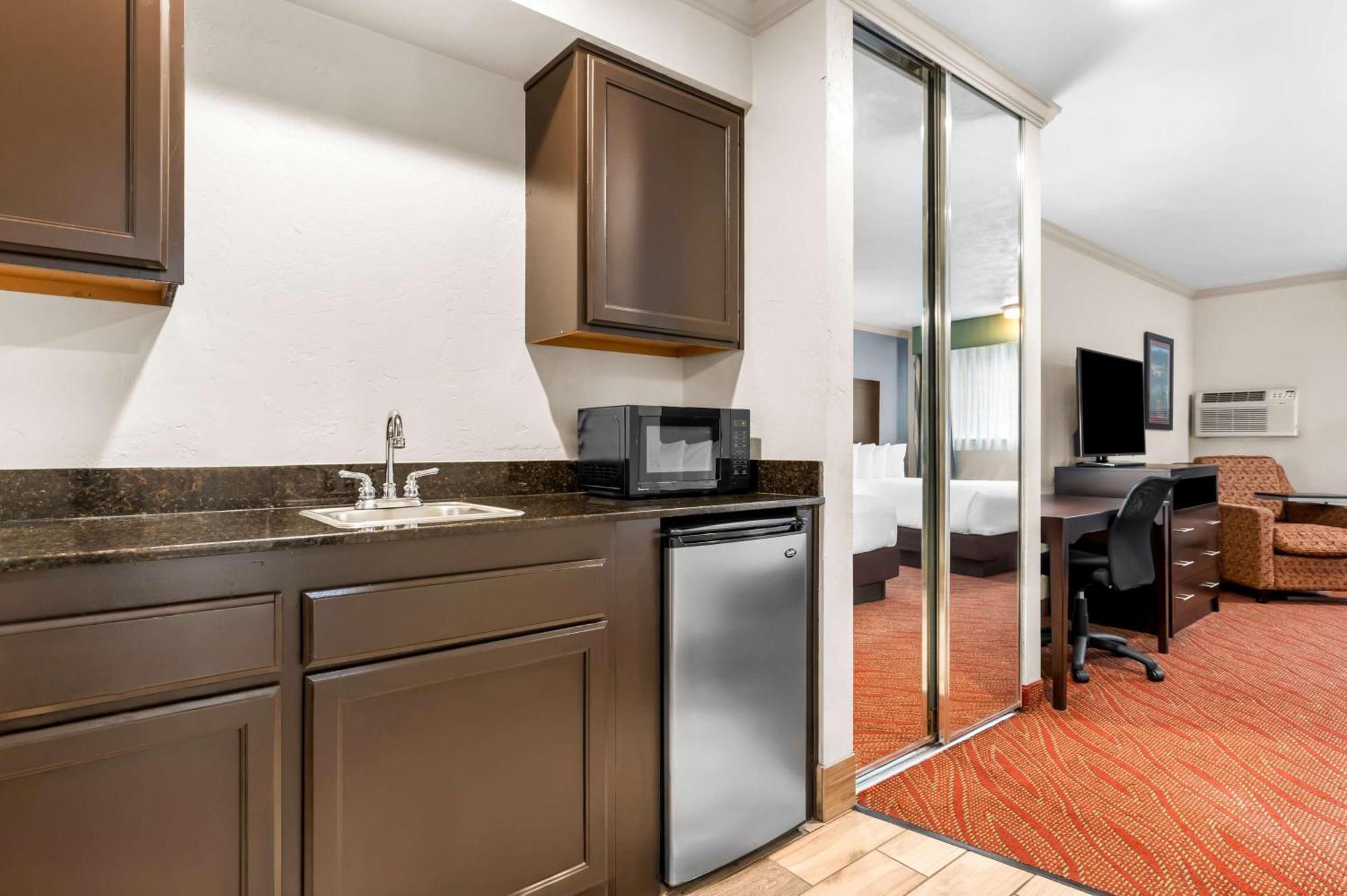 Best Western Plus Parkway Inn Wilsonville Esterno foto