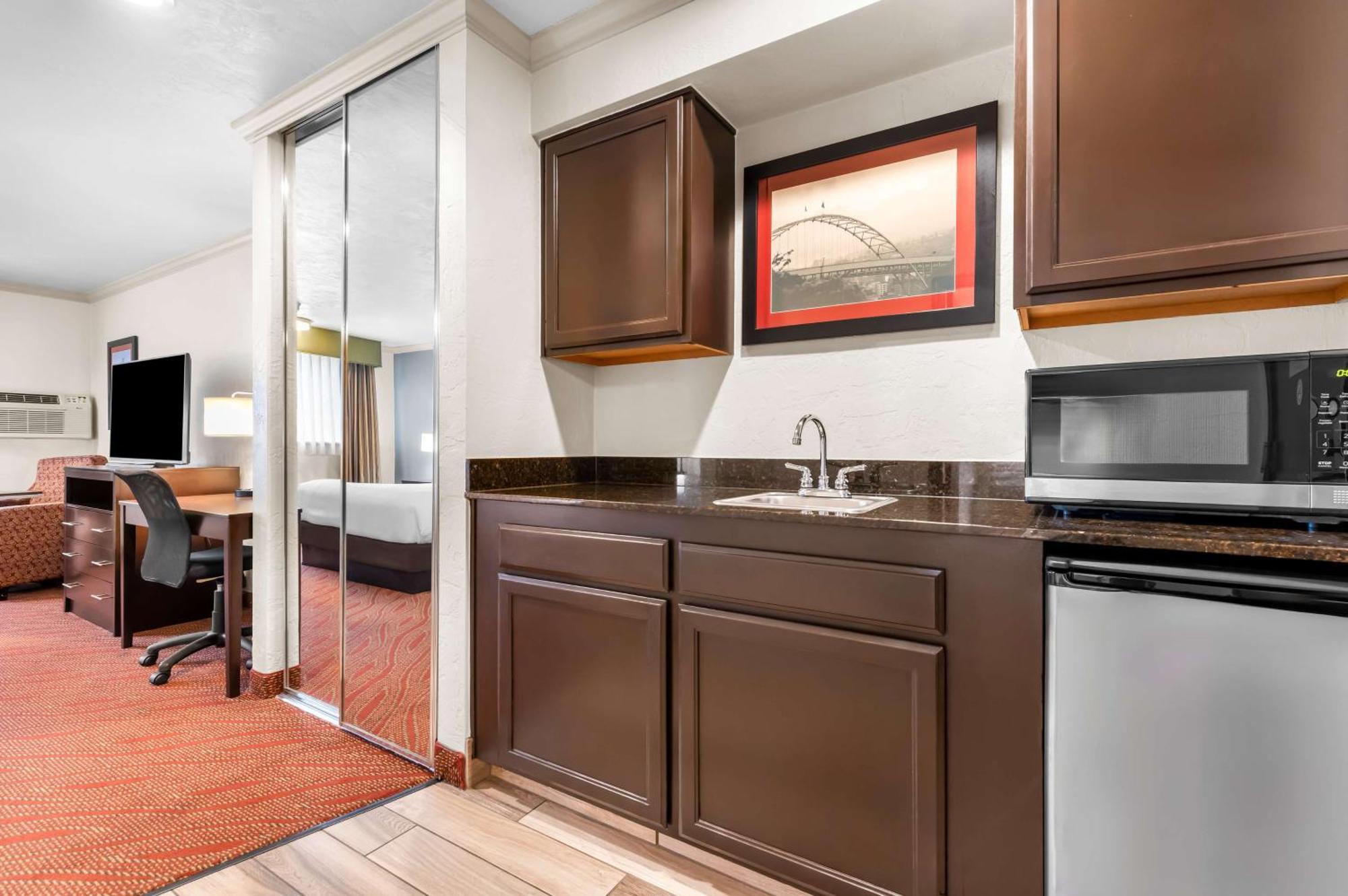 Best Western Plus Parkway Inn Wilsonville Esterno foto