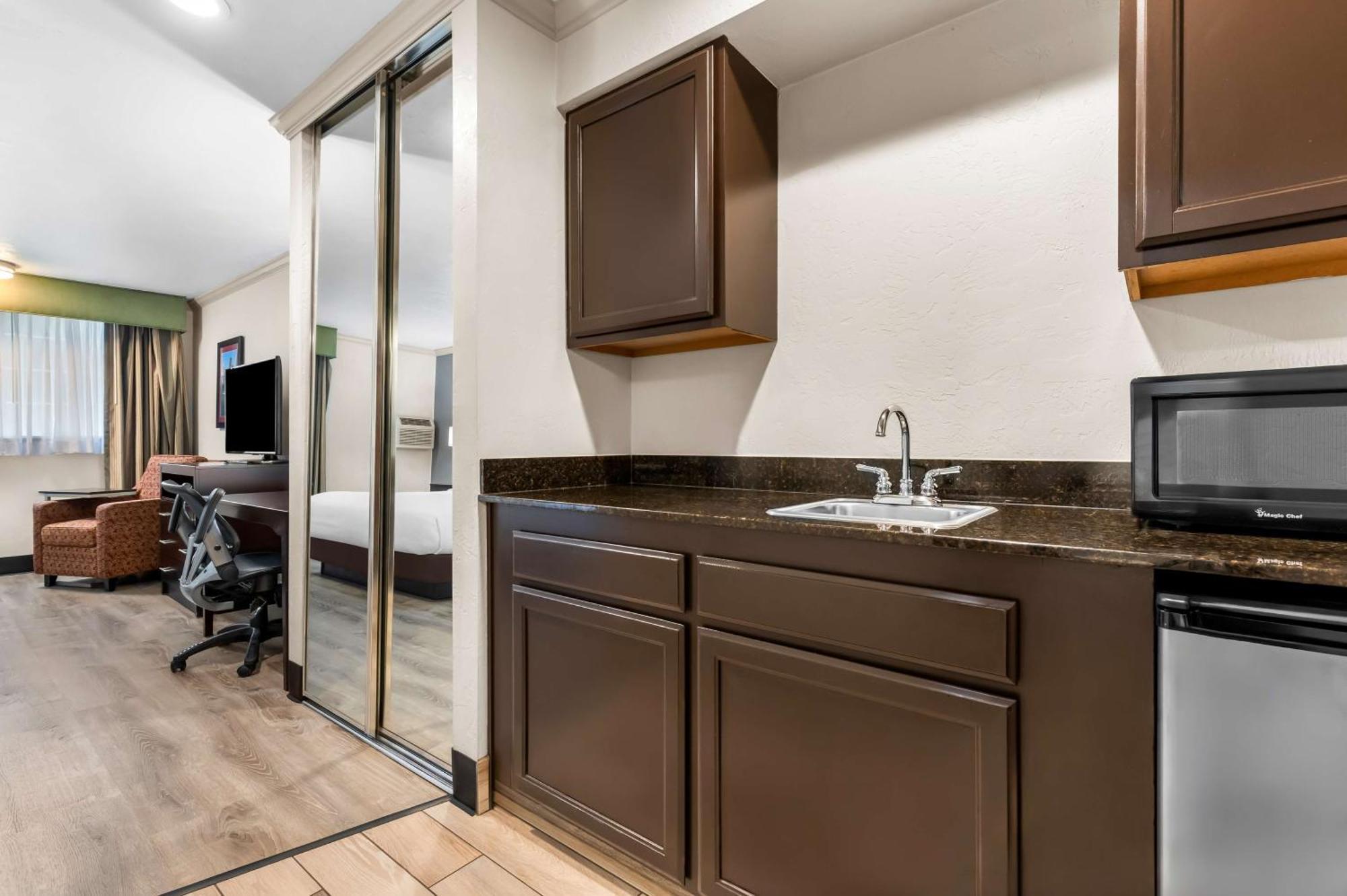 Best Western Plus Parkway Inn Wilsonville Esterno foto